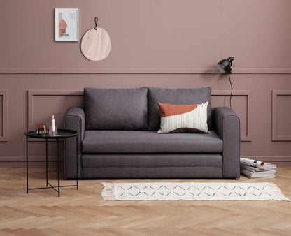 SKILLEBEKK 2-personers sofa – mørkegrå stofpolstring